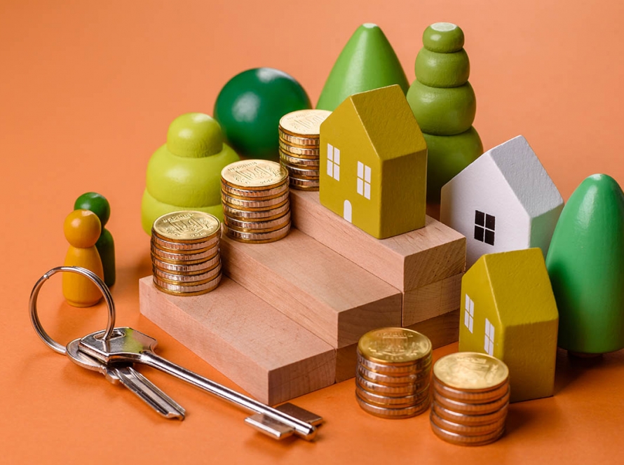 Composição conceitual de degraus de madeira com moedas, modelo de uma casa como o crescimento dos investimentos financeiros em imóveis